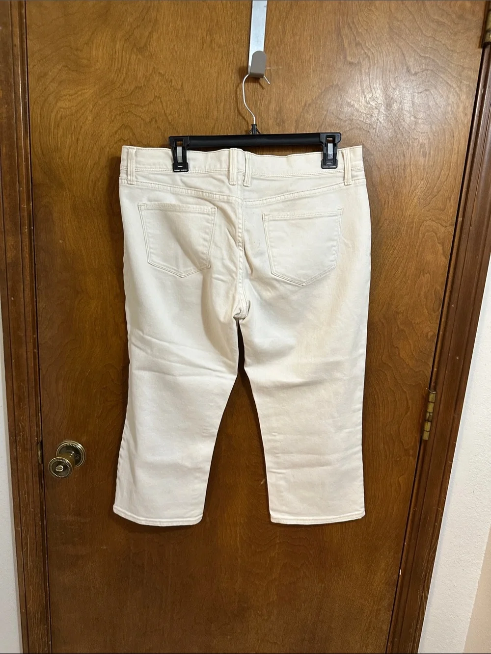 Old Navy Cream Cropped Straight-Leg Capris